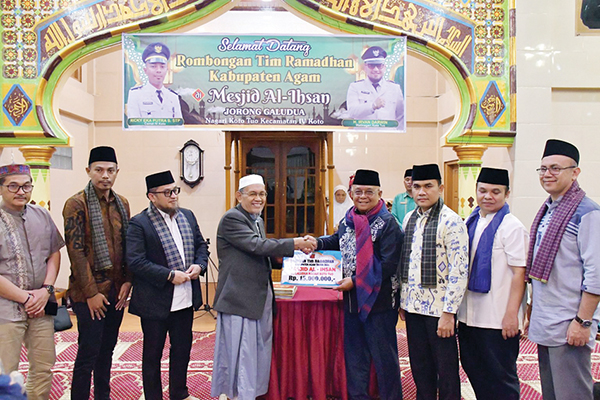 SERAHKAN BANTUAN— Sekda Agam Edi Busti menyerahkan bantuan TSR Pemkab Agam di Masjid Al-Ikhsan, Jorong Galudua, Nagari Koto Tuo, Kecamatan IV Koto, Rabu (13/3).