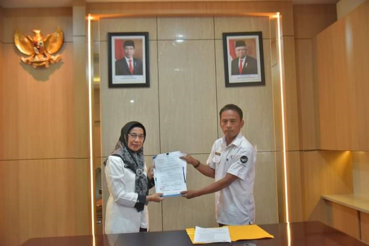 USAI—Kepala Dinas Pariwisata, Pemuda dan Olahraga Adriyusman, S.Sos, MM dengan Ketua Umum Badan Pengelola Geopark Nasional Sawahlunto Dr. dr. Ambun Kadri, MKM usai teken NPHD.