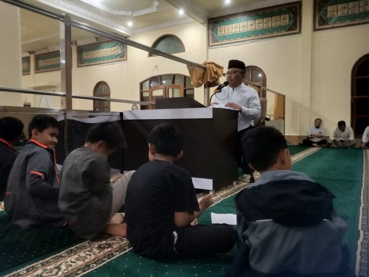 Safari Ramadhan di Padang Panjang, Sekda Hansastri Ingatkan Masyarakat Berbelanja Sesuai Kebutuhan 1 SAMBUTAN—Sekretaris Daerah Provinsi Sumbar, Hansastri, memberikan sambutan pada saat Safari Ramadhan di Masjid Ashliyah Nagari Bukit Surungan Pasar Usang, Padang Panjang, Sabtu (16/3).