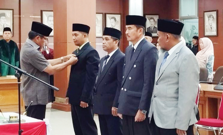 PAW Pimpinan BAZNas 2020-2025 Dilantik, Sekdako Tegaskan Pentingnya Kerjasama dengan OPD Terkait 1 PELANTIKAN— Sekdako Bukittinggi, Martias Wanto melantik Pengganti Antar Waktu (PAW) pimpinan Badan Amil Zakat Nasional (BAZNas) Kota Bukittinggi periode tahun 2020-2025, Rabu (27/3).
