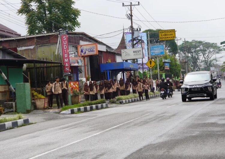 SISWA DIPULANGKAN—Pascaerupsi Gunung Marapi, Rabu (27/3) dinihari yang mengakibatkan turunnya material abu vulkanik yang cukup tebal, semua sekolah tingkat TK, SD dan SMP memulangkan siswanya lebih awal.