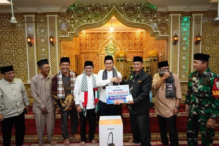 SERAHKAN BANTUAN— Pimpinan Bank Nagari Fauzan serahkan bantuan untuk pembangunan masjid, disaksikan Bupati Tanahdatar, Eka Putra, Senin (18/3).