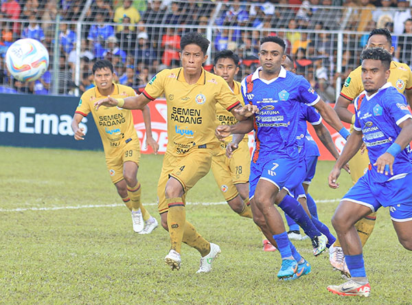 DUEL— Duel pemain Semen Padang FC VS PSBS Biak pada laga leg 1 Final Pegadaian Liga 2, Selasa (5/3) di Stadion Cendrawasih, Biak.