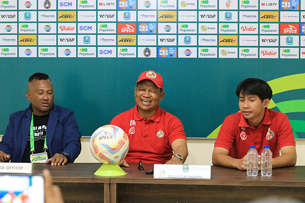 Leg 1 Final Pegadaian Liga 2 2023/2024, Kabau Sirah Targetkan Raih Poin 1 KONFERENSI PERS— Pelatih Semen Padang, Delfiadri bersama pemain gelandang Kabau Sirah, Risna Prahalabenta dalam sesi konferensi pers, Senin (4/3).