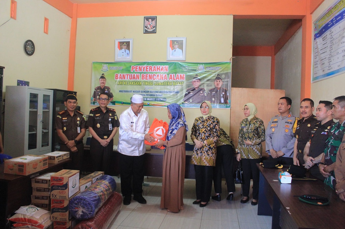 Serahkan Bantuan Bencana Alam di Bancah Kariang Kinali