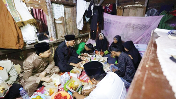 Singgah Sahur “Diam-diam” ala Gubernur Mahyeldi, Tidak Ingin Merepotkan Tuan Rumah dan Perangkat Nagari 1 PROGRAM SINGAH SAHUR— Gubernur Sumbar Mahyeldi saat melakukan Singgah Sahur di kediaman ibu Mulhidayati di Jorong Tanjung Raya, Kecamatan Empat Nagari, Kabupaten Sijunjung, Sabtu (23/3) dini hari.