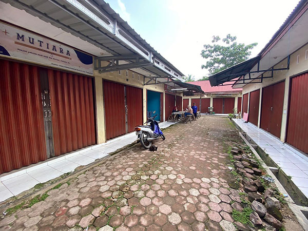 Parah! Enam Tahun Pasar Padang Kaduduak masih Sepi 1 LENGANG—Pasar Rakyat Pusat Payakumbuh II Padang Kaduduak di Kelurahan Togo Koto Diateh, setelah enam tahun diresmikan oleh Wali Kota Payakumbuh saat itu Riza Falepi, hingga saat ini kondisinya masih sepi dari pedagang dan pembeli.