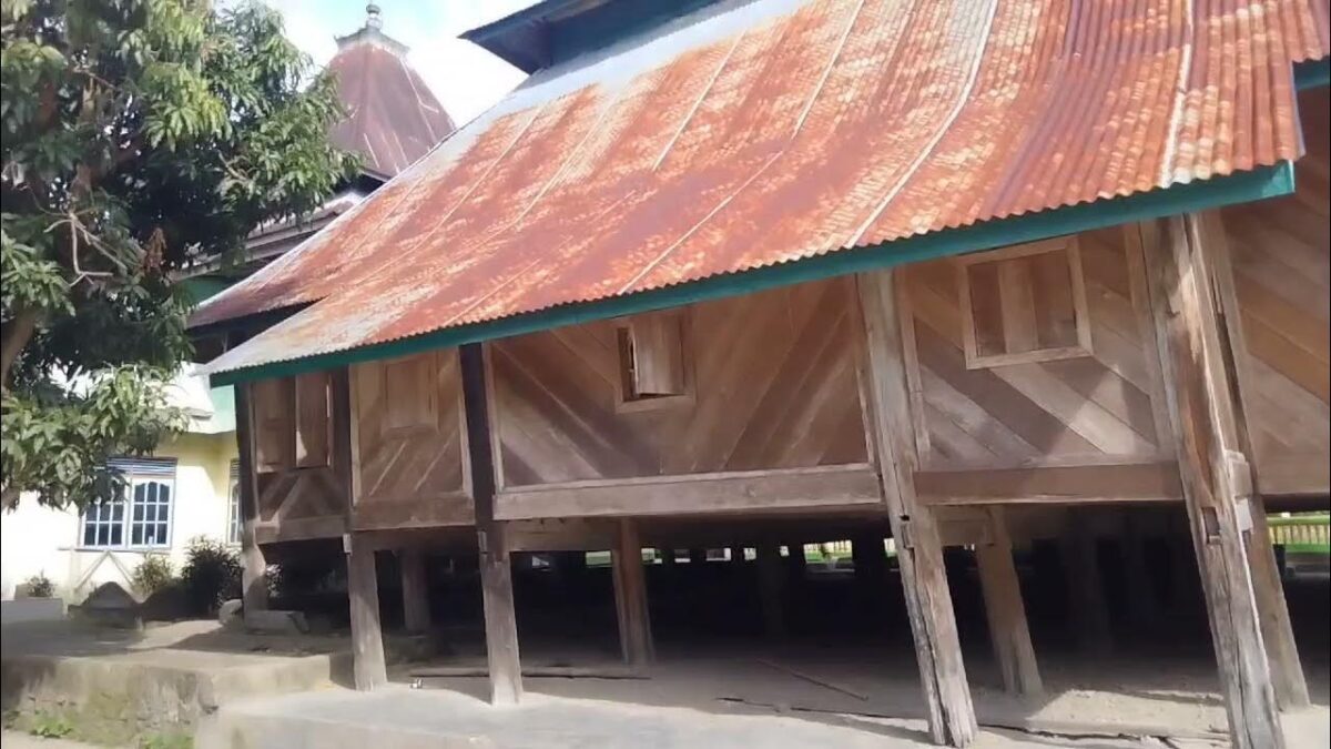 Surau Gadang Syekh Burhanuddin Tanjuang Medan akibat terjangan banjir kini kondisinya makin terancam