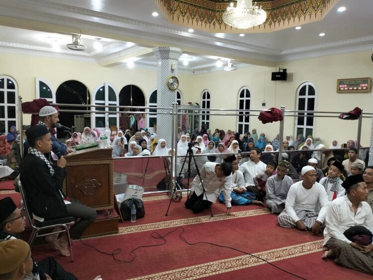 Kunjungi Masjid Nurul Furqan, Syech dari Palestina Kabarkan Kondisi Kekinian Negaranya 1 CERAMAH— Syech Mahmoud Mohammad Mahmoud Khattab saat menyampaikan kondisi kekinian negaranya dalam Safari Ramadhan di Masjid Nurul Furqan, Minggu (17/3) malam.