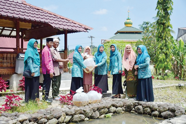 SALURKAN BIBIT IKAN— Tim Penggerak PKK Kabupaten Agam menyalurkan sejumlah bibit ikan untuk Rumah Tahfidz Ummu Salamah di Nagari Sitalang, Rabu (20/3).