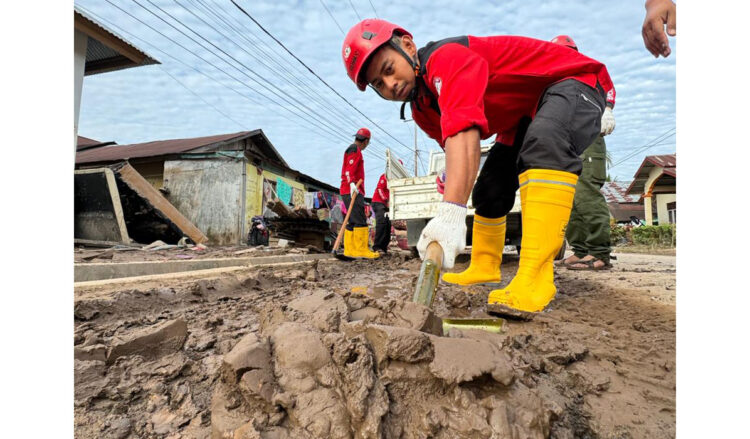 Tiba di Surantih Pessel, TRC Semen Padang Dirikan Posko Kesehatan dan Pembersihan Lumpur Jalan 1 PEMBERSIHAN LUMPUR— Selain mendirikan posko kesehatan, relawan dari Tim Reaksi Cepat (TRC) Semen Padang membersihkan jalan umum yang tertimbun material banjir, di Kabupaten Pessel, Rabu (13/3).