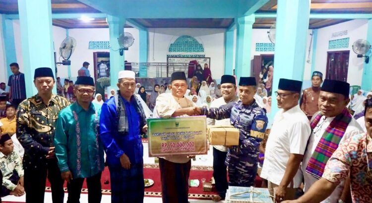 Kunjungi Masjid Nurul Taqwa Nagari Batahan Tengah, TSR Danlantamal II Padang Serahkan Dana Hibah Rp50 Juta 1 SERAHKAN DANA HIBAH— Wakil Komandan Pangkalan Utama TNI Angkatan Laut (Wadan Lantamal) II Padang, Kolonel Laut (P) Mulyadi,S.E.,CRMP.,M.Tr.Opsla, serahkan bantuan.