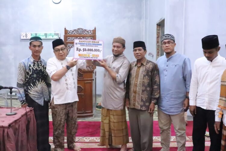 SERAHKAN DANA HIBAH—TSR Kota Payakumbuh serahkan bantuan untuk Masjid Al-Ihsan di Kelurahan Koto Panjang Dalam, Kecamatan Lamposi Tigo Nagori, Senin (18/3) malam.
