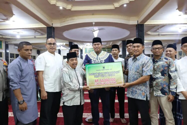 TSR Provinsi Bantu Perbaikan Masjid Raya Kampung Baru Sebesar Rp