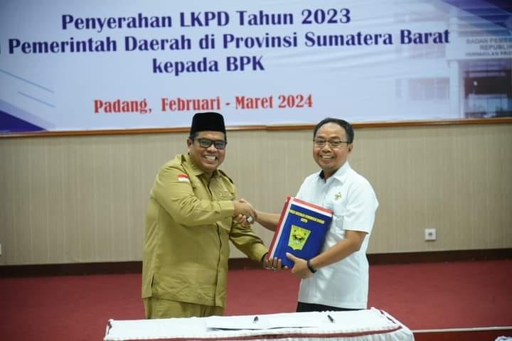 Targetkan WTP ke-11, Bupati Suhatri Bur Serahkan LKPD Tahun 2023 1 SERAHKAN LKPD— Bupati Padangpariaman Suhatri Bur, menyerahkan Laporan Keuangan Pemerintah Daerah (LKPD) tahun 2023 kepada Kepala Perwakilan Badan Pemeriksa Keuangan (BPK) Sumatra Barat, yang diwakili Ali Toyibi.