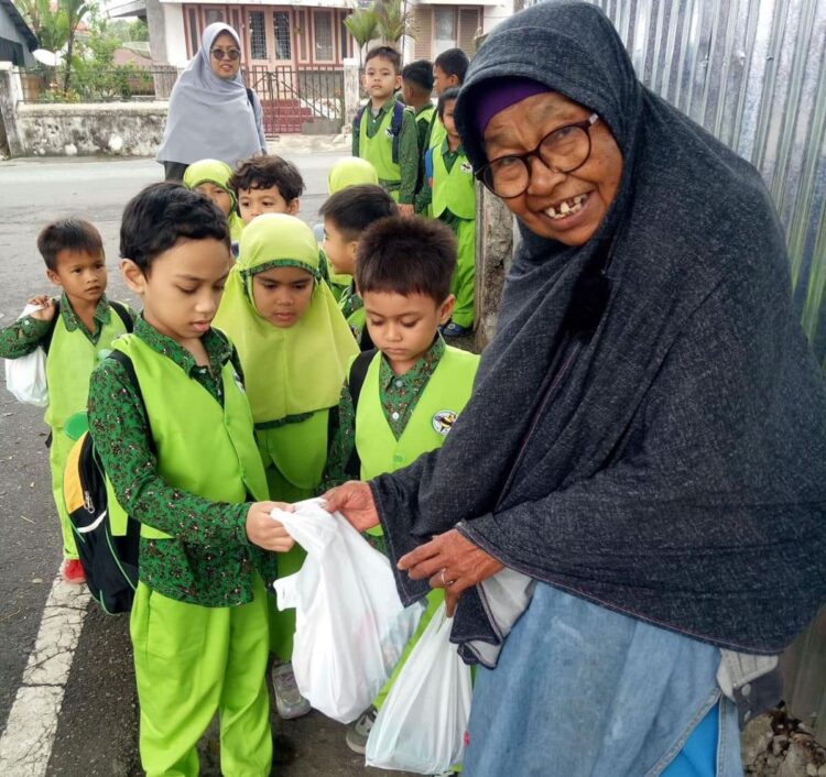 Temui Masyarakat Santri Pesantren Kauman Salurkan 2.024 Paket Takjil