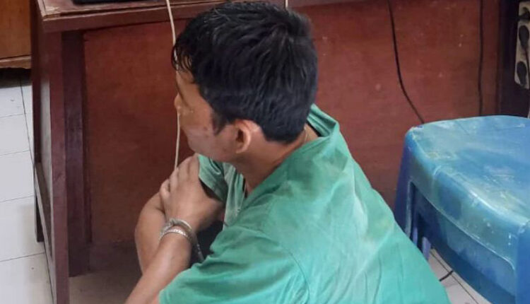 TERTANGKAP BASAH— Aguji Warman (38) menjalani pemeriksaan usai tertangkap basah saat mengambil besi di Jalan Termor Arang, Pabrik Indarung 1 Kompleks PT Semen Padang, Kelurahan Indarung, Kecamatan Lubuk Kilangan, Kota Padang.