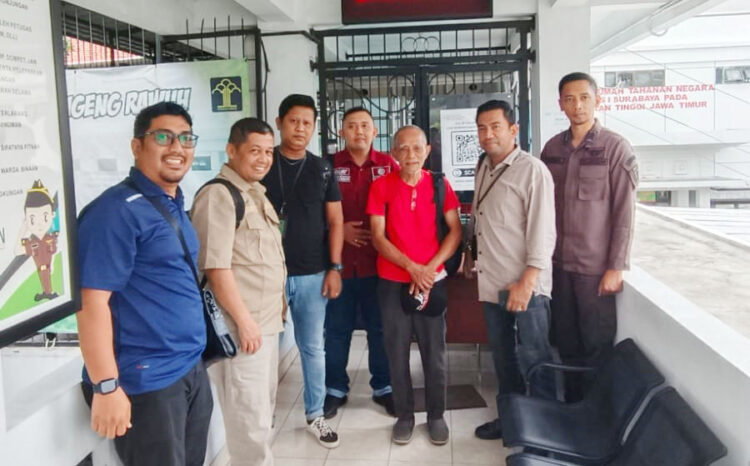 TERPIDANA DITANGKAP— Terpidana kasus korupsi, Dody Baswardojo (tengah) yang menjadi buronan selama 14 tahun sudah diamankan oleh Tim Kejati Sumbar di Surabaya, Jawa Timur.