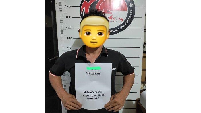 PENGEDAR SABU— Pelaku IN (46) yang terlibat kasus penyalahgunaan narkotika jenis sabu ditangkap jajaran Satresnarkoba Polresta Bukttinggi.