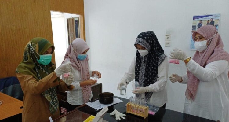 UJI PETIK— Tim Dinas Perdagangan, Koperasi dan Usaha Kecil dan Menengah (Disperdakop UKM) saat melakukan pengawasan uji petik makanan yang diambil dari Pasar Pusat Padang Panjang, Selasa (19/3).