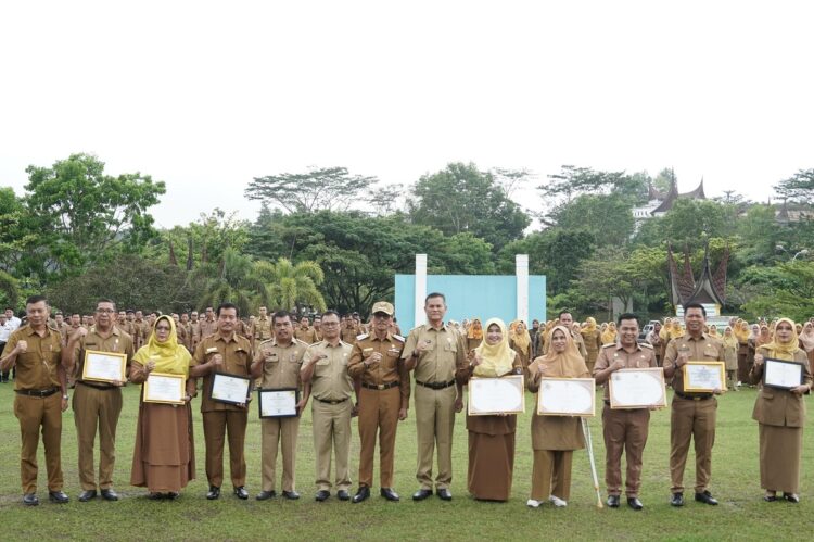 PENYERAHAN PENGHARGAAN— Bupati Safaruddin Datuak Bandaro Rajo usai penyerahan penghargaan foto bersama dengan pegawai yang berprestasi