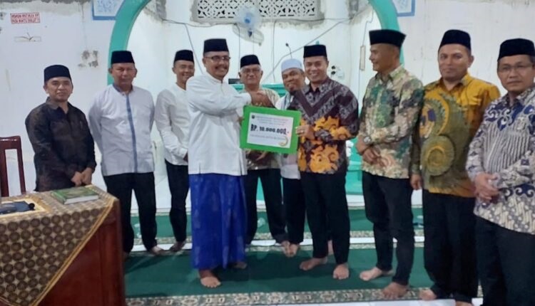 SERAHKAN BANTUAN— Tim 2 Safari Ramadhan yang dipimpin Wakil Bupati Sijunjung H. Iraddatillah, S.Pt serahkan bantuan saat kunjungi Masjid Nurul Iman Kandang Harimau Sijunjung.