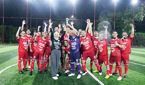Mini Soccer Trofeo Cup JPS Memeriahkan HUT ke-114 PT Semen Padang, Tim Humas FC Semen Padang Juara 1 1 JUARA MINI SOCCER— Kepala Humas dan Kesekretariatan PT Semen Padang Nur Anita Rahmawati bersama tim Humas FC Semen Padang, mengangkat trofi juara Mini Mini Soccer Trofeo Cup JPS Memeriahkan HUT ke-114 PT Semen Padang, usai mengalahkan Bank Nagari Soccer.