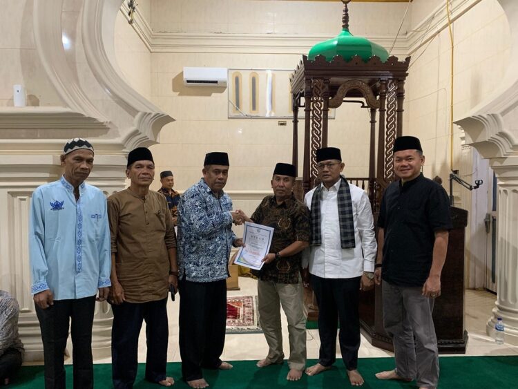 SERAHKAN BANTUAN TSR— Tim TSR Pemprov Sumbar, Ketua DPRD serahkan bantuan di Masjid Istiqomah Jorong Pasar Pokan.