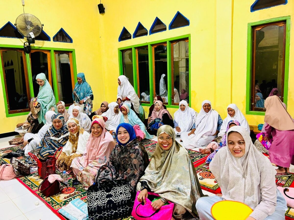 Tim Safari Ramadan TSR satu Kabupaten Sijunjung yang dipimpin Bupati Sijunjung Benny Dwifa Yuswir berkunjung ke Mesjid Al Muhajirin Jorong Kamang Abadi Nagari Kamang Kecamatan Kamang Baru