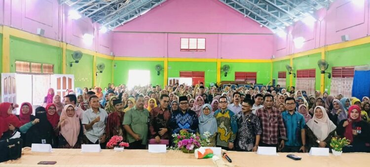 LOKAKARYA GURU PENGGERAK— Bupati Padangpariaman Suhatri Bur bersama Kepala Dinas Pendidikan dan Kebudayaan Padangpariaman, membuka acara Lokakarya Program Pendidikan Guru Penggerak.