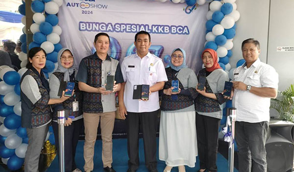 Tingkatkan Aktivasi IKD, Disdukcapil Libatkan Perbankan 1 DUKUNGAN PERBANKAN— Kepala Dinas Kependudukan dan Catatan Sipil (Disdukcapil) Kota Padang Teddy Antonius, menghadiri penyelenggaraan BCA Auto Show, dan siap berkolborasi dengan pihak perbankan untuk mencapai penggunaan aktivasi IKD.