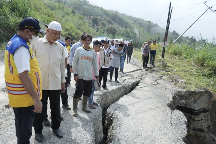 TERBELAH—Beginilah kondisi jalan Nasional Padang-Solok Selatan di kawasan Aie Dingin, Alahan    Panjang terbelah yang tinjau Gubernur Sumbar, Mahyeldi Ansharullah.
