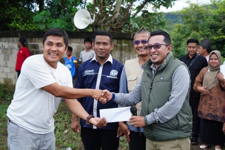 SERAHKAN HADIAH—Bupati Tanahdatar Eka Putra serahkan hadiah pada pemenang Turnamen Sepakbola Nagari Taluak Cup VIII.