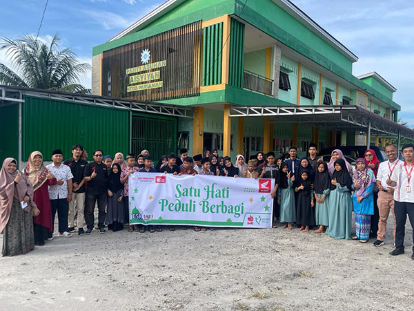 Kunjungi Panti Asuhan Aisyiyah Pariaman, Honda Hayati Berbagi Takjil dan Makanan Berbuka 1 PEDULI BERBAGI— Hayati Pariaman selaku Dealer Sepeda Motor Honda wilayah Pariaman melaksanakan aktifitas Corporate Social Responsibility (CSR) dengan menyambangi Panti Asuhan Aisyiyah Kota Pariaman, Rabu (13/3).