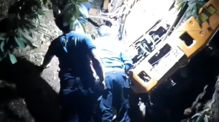 Truk Pengangkut Alat Berat Kecelakaan di Sitinjau Lauik, 2 Orang Tewas, 2 Luka-luka 1 KECELAKAAN— Tim melakukan evakuasi terhadap
dua korban kecelakaan truk pengangkut alat berat
di Sitinjau Lauik.