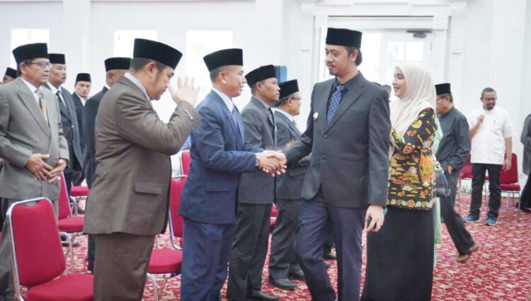 BERIKAN SELAMAT— 
Wako Erman Safar memberikan selamat kepada 64 pejabat pimpinan tinggi pratama administator, pengawas dan fungsional di lingkungan Pemerintah Kota Bukittinggi, yang dilantik Kamis (21/3) di Balairung rumah 
dinas wako.