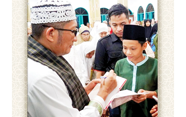 SAFARI RAMADHAN— Wali Kota Padang Hendri Septa saat melaksanakan Safari Ramadhan 1445 H di Masjid Al-Wustha, Lapau Manggis, Kelurahan Gunung Sarik, Kecamatan Kuranji, Minggu (24/3).