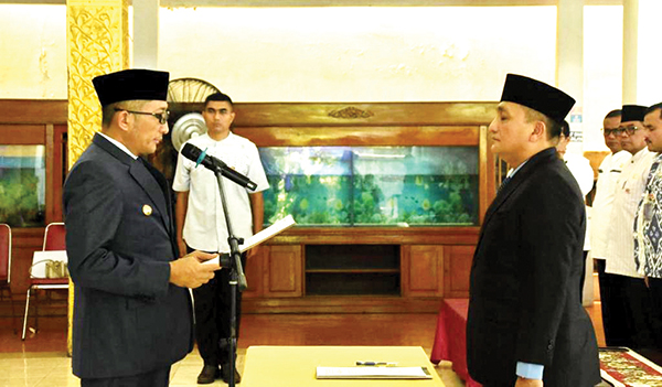 PELANTIKAN DIRUT— Wali Kota Padang Hendri Septa resmi melantik Alvino Martha sebagai Dirut Perumda PSM di Palanta Rumah Dinas, Senin (18/3) pagi.