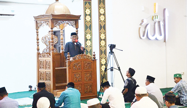 Warga Diminta Manfaatkan Momen Ramadhan dengan Baik 1 TARAWIH PERDANA— Wali Kota Padang, Hendri Septa memberikan tausiah di Masjid Agung Nurul Iman, sekaligus melaksanakan tarawih perdana, Selasa (12/3) malam.