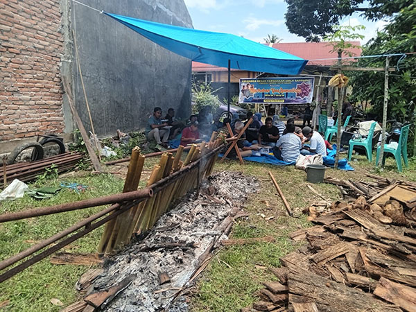 Keluarga ‘Siala Sappagul’ Sambut Ramadhan dengan Tradisi Mangalomang 1 MANGALOMANG--Menyambut bulan suci ramadhan, keluarga besar perkumpulan ‘Siala Sappagul’ Kota Padang mengadakan tradisi mangalomang (membuat lemang) secara bersama-sama. di Sungai Bangek, Koto Tangah. Minggu ( 3/3).