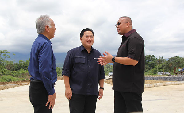 MENINJAU— Menteri BUMN, Erick Thohir bersama DPR RI asal Sumbar H Andre Rosiade dan manajemen PT Hutama Karya (HK), meninjau pembangunan jalan tol Padang-Sicincin, 
Rabu (6/3).