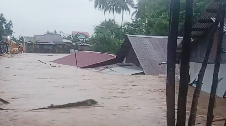 Hujan Deras, Kota Padang Diterjang Banjir, Ketinggian Air Capai 2 Meter, Satu Rumah Warga Hanyut 1 BANJIR— Kondisi banjir yang melanda beberapa wilayah di Kota Padang hingga beberapa warga terpaksa dievakuasi dan satu rumah hanyut.