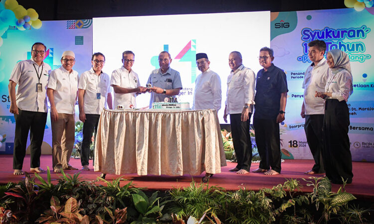 Mengukir Sejarah 114 Tahun PT Semen Padang; Terus Berkontribusi untuk Negeri 1 SYUKURAN 114 TAHUN— Direktur Utama PT Semen Padang Indrieffouny Indra, menyerahkan potongan kue HUT ke-114, kepada Komisaris Utama PT Semen Padang Mohammad Agus Samsudin, disaksikan jajaran direksi dan komisaris, Senin (18/3) malam.