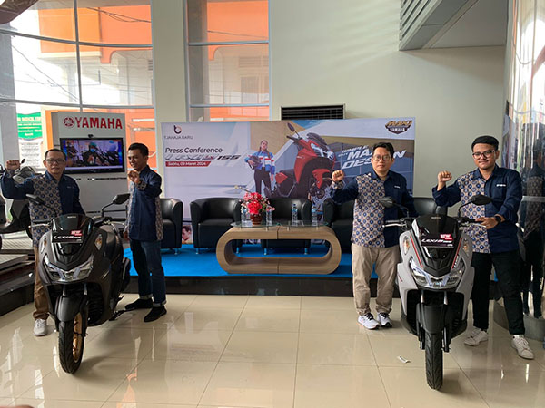 LAUNCHING-Pimpinan CV Tjahaja Baru saat melaunching Yamaha LEXi 155 di Central Yamaha Padang.
