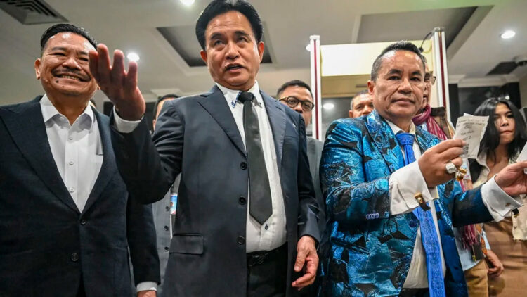 MENDAFTAR— Ketua Tim Pembela Prabowo-Gibran Yusril Ihza Mahendra (tengah) didampingi Wakil Ketua Otto Hasibuan (kiri) dan Anggota Hotman Paris (kanan) mendaftarkan diri sebagai pihak terkait dalam gugatan PHPU 
ke Mahkamah Konstitusi.