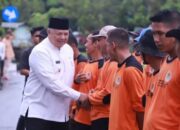 Wako Zul Elfian Serahkan Piala Adipura pada Sektretaris DLH, Kota Solok Raih Lagi Adipura