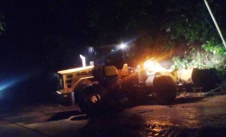 ALAT BERAT— PT Semen Padang pada Kamis malam (7/3) malam, menurunkan alat berat untuk membantu evakuasi material longsor di jalan lintas Padang-Solok di kawasan Lubuk Peraku, Kelurahan Indarung.