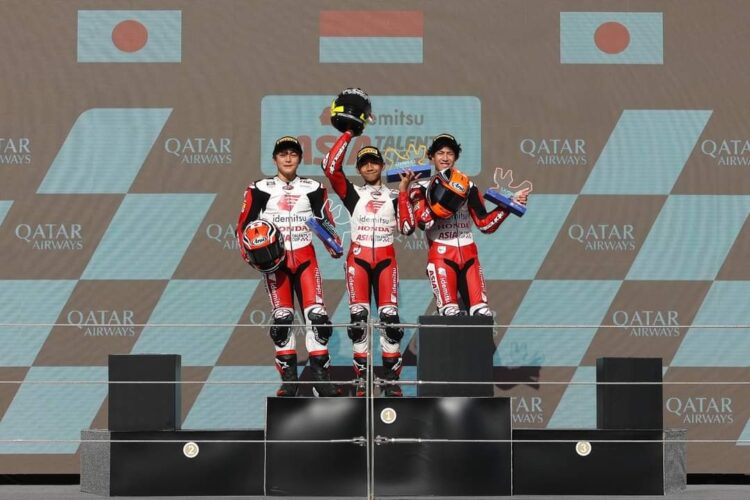PODIUM— Pebalap Astra Honda Kiandra Ramadhipa (Tengah) berhasil meraih podium pertama pada race kedua di ajang IATC 2024 seri pertama yang berlangsung Lusail International Circuit, Qatar (10/3).