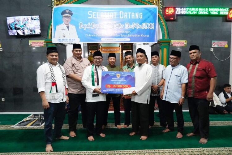 Bupati Eka Putra serahkan bantuan untuk pembangunan masjid. (chandra antoni)