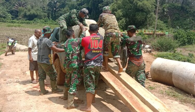 bahu membahu menyelesaikan pengiriman Gorong gorong ke titik terjauh yang bertempat di Nagari Tanjung Bonai Aur Selatan Kecamatan Sumpur Kudus
